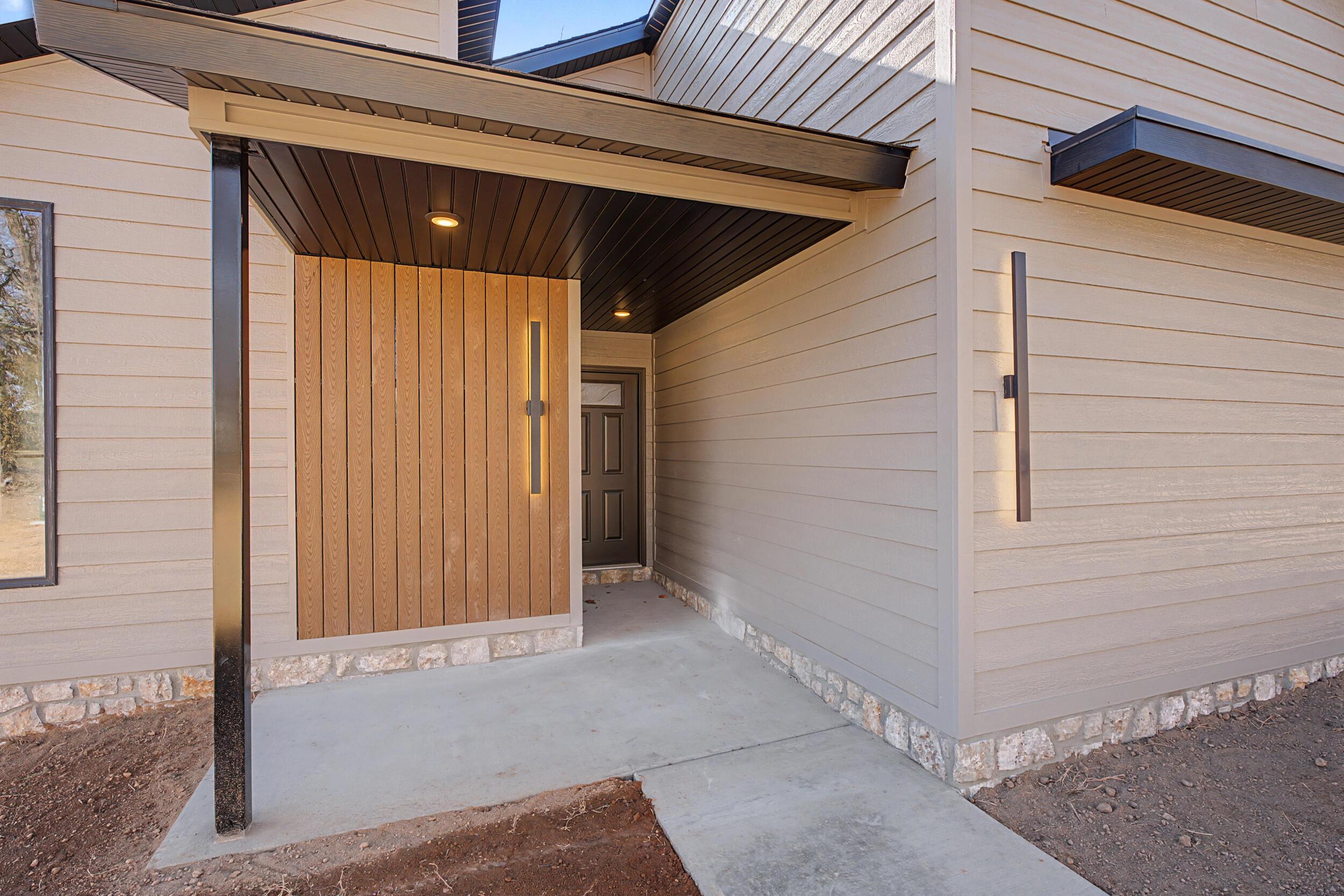 Image 3: Front entry