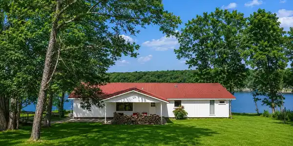 Image 2: 2 bdrm/ 2 bath