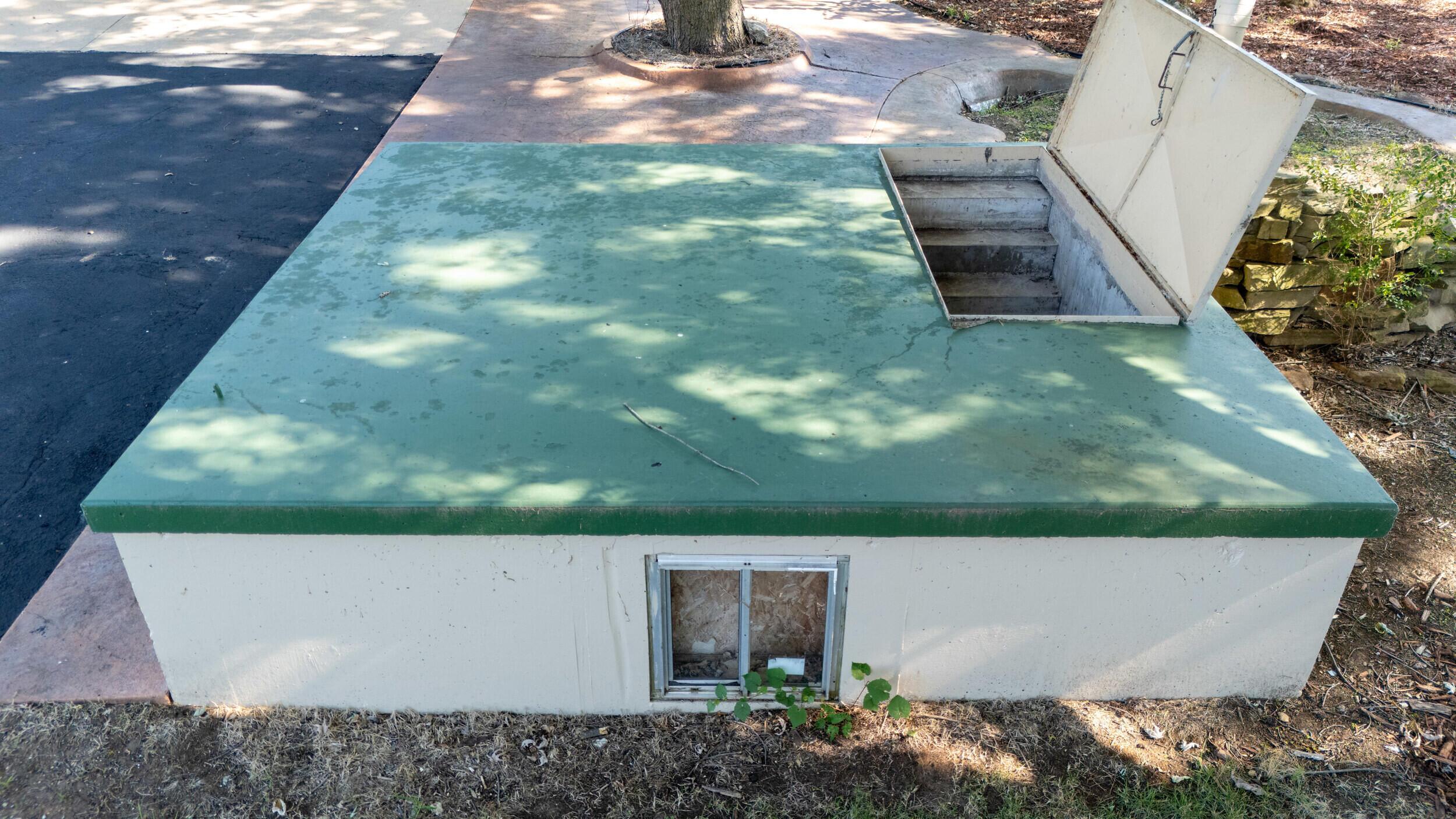 Image 4: 15 person storm shelter