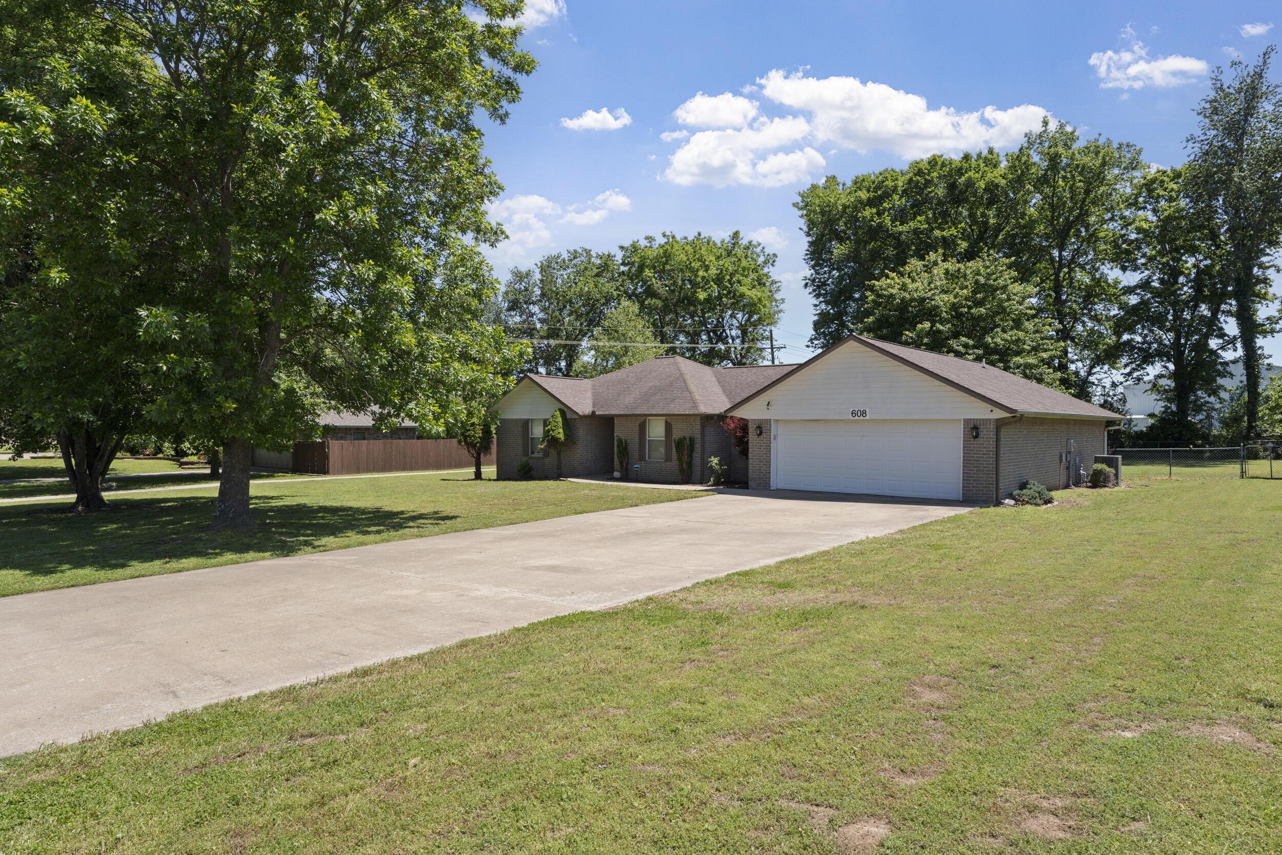 Image 4: Front Exterior & Driveway