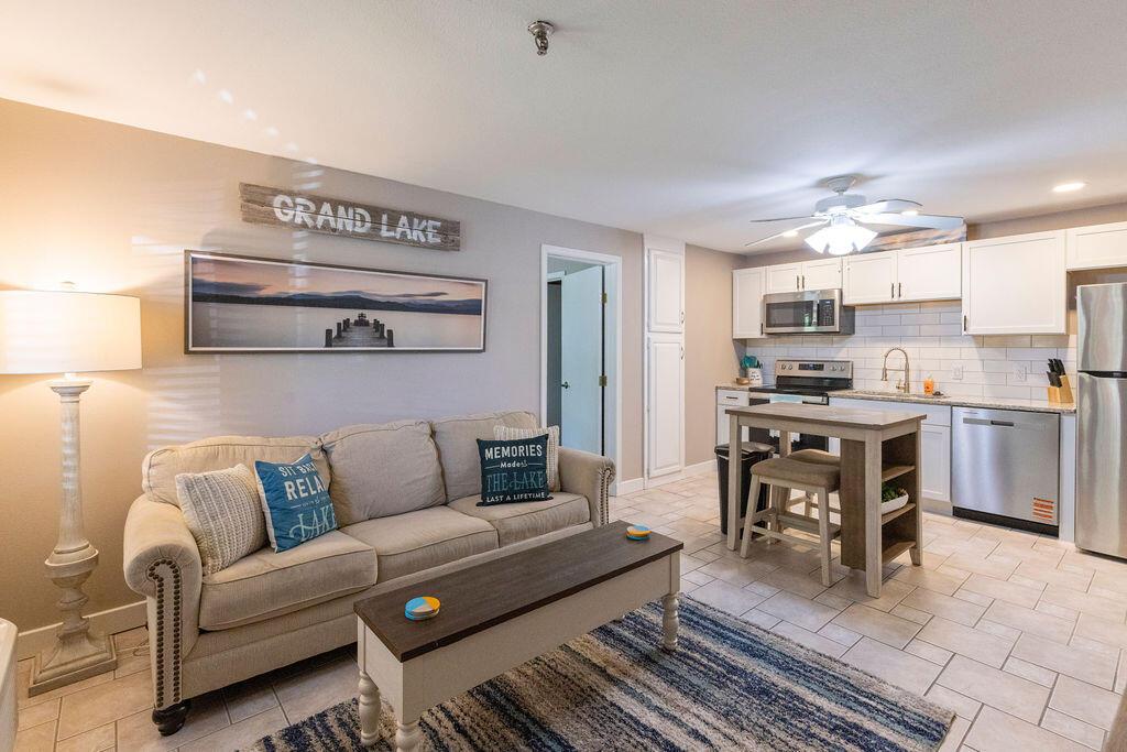 Image 3: living room 1