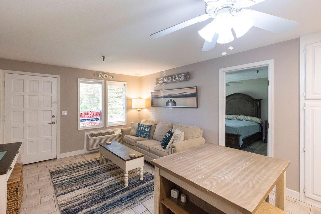 Image 4: liv room