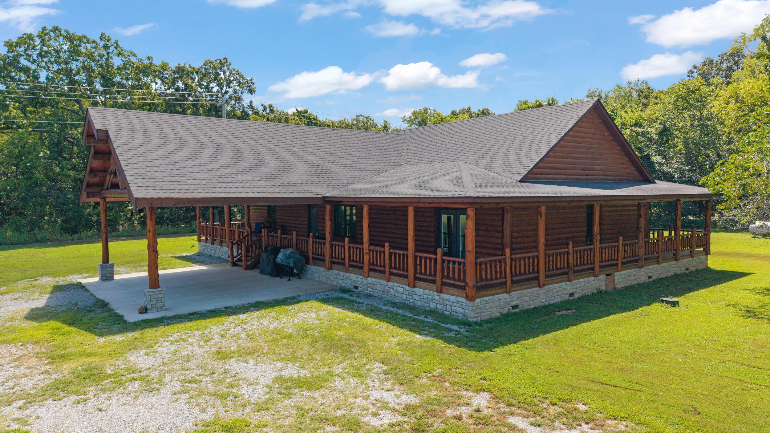 Image 2: Log home on 10 acres