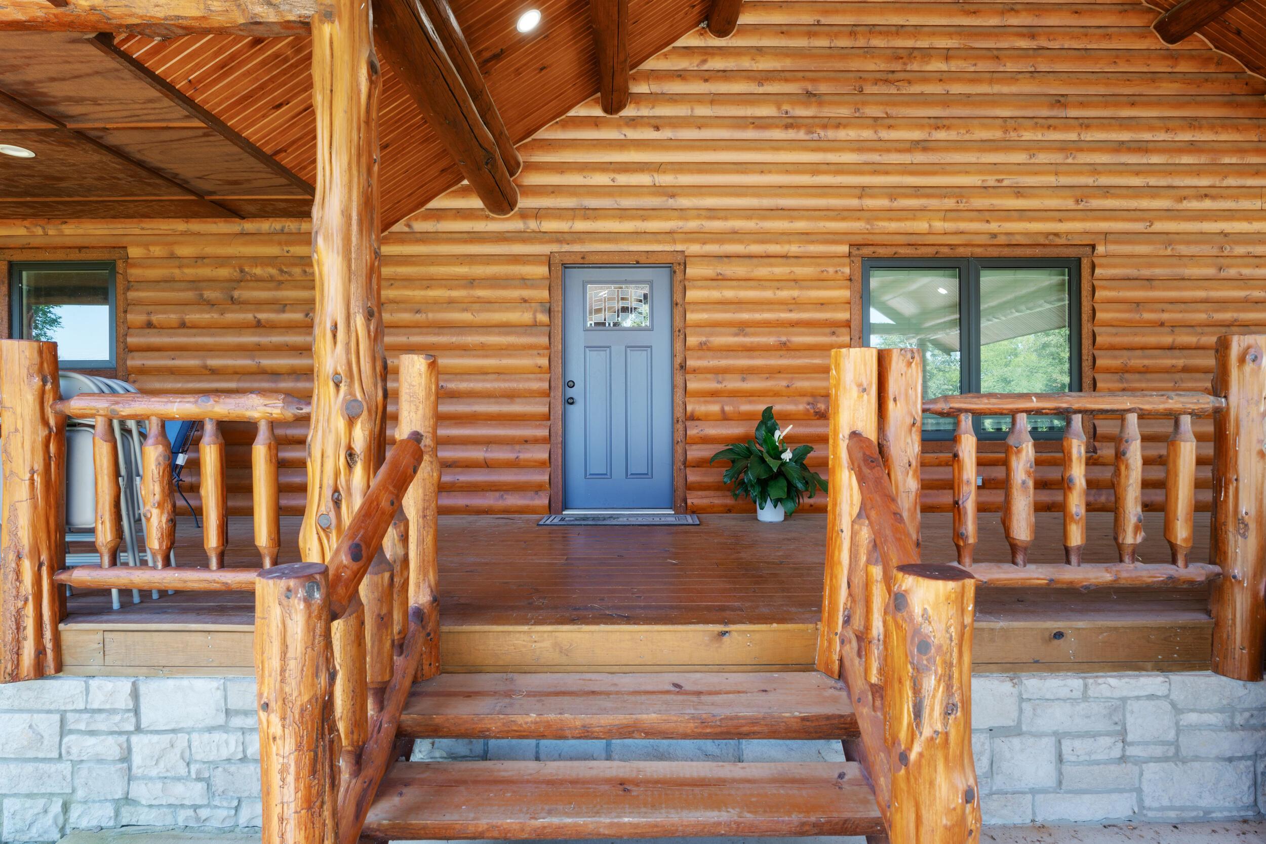 Image 4: Log home on 10 acres