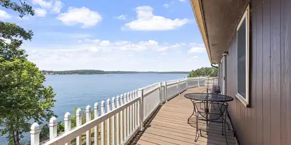 Image 4: 1st level deck