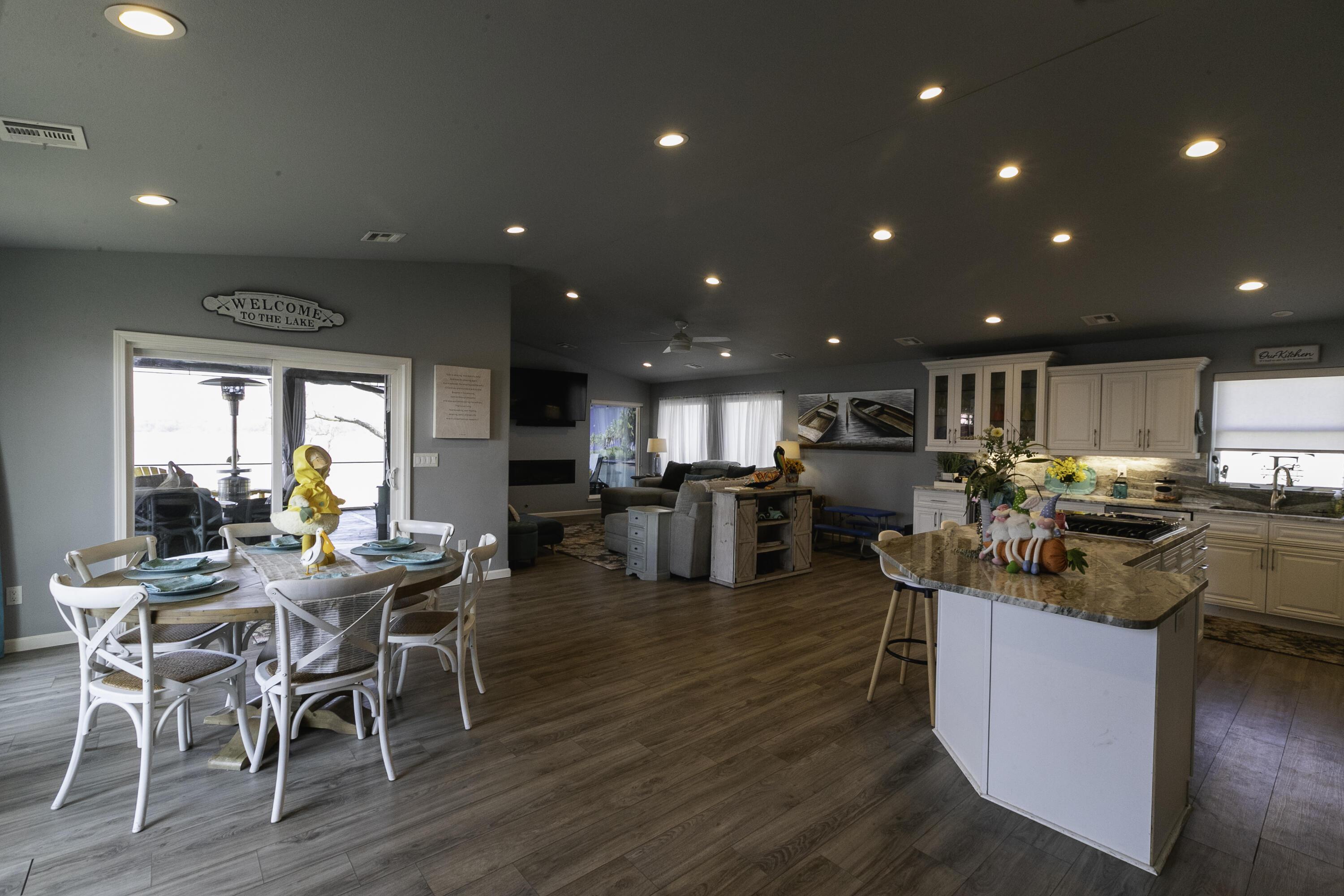 Image 4: Living Room, Dining & Kitchen
