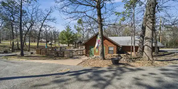 Image 4: 2-Pine Lodge Resort (Lodgea)