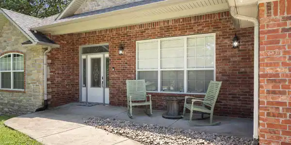 Image 3: Inviting front entry