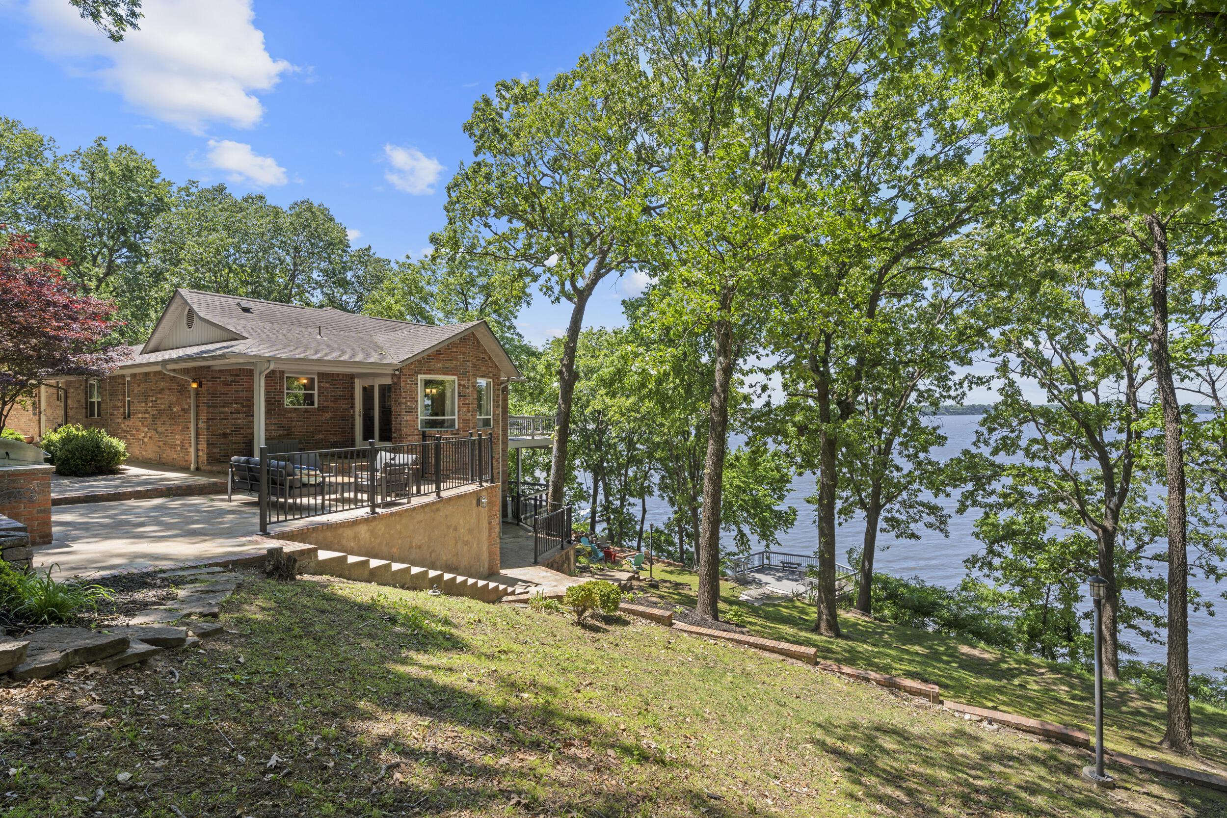 Image 3: Lakefront Property View