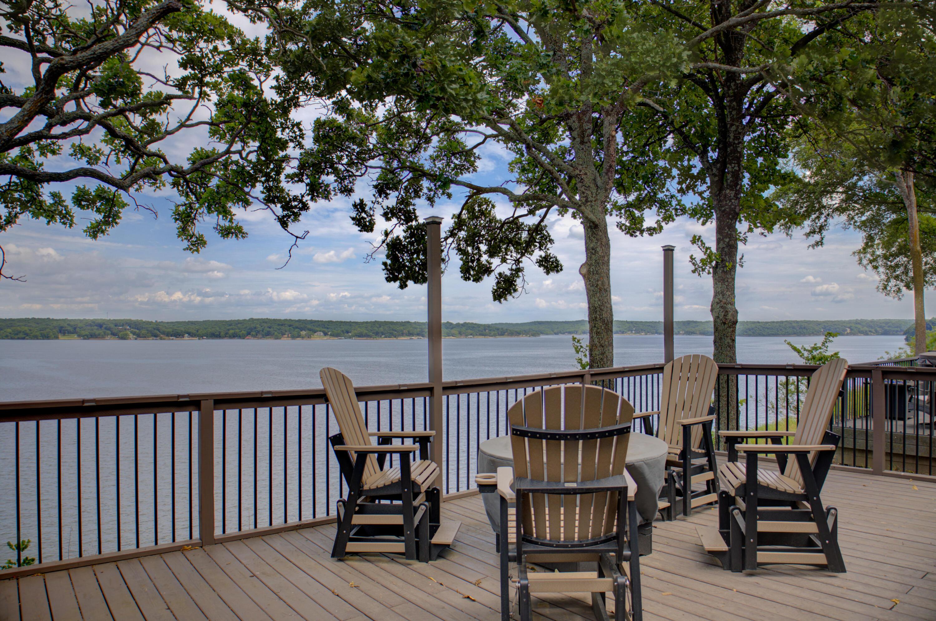 Image 4: Lake view -Deck