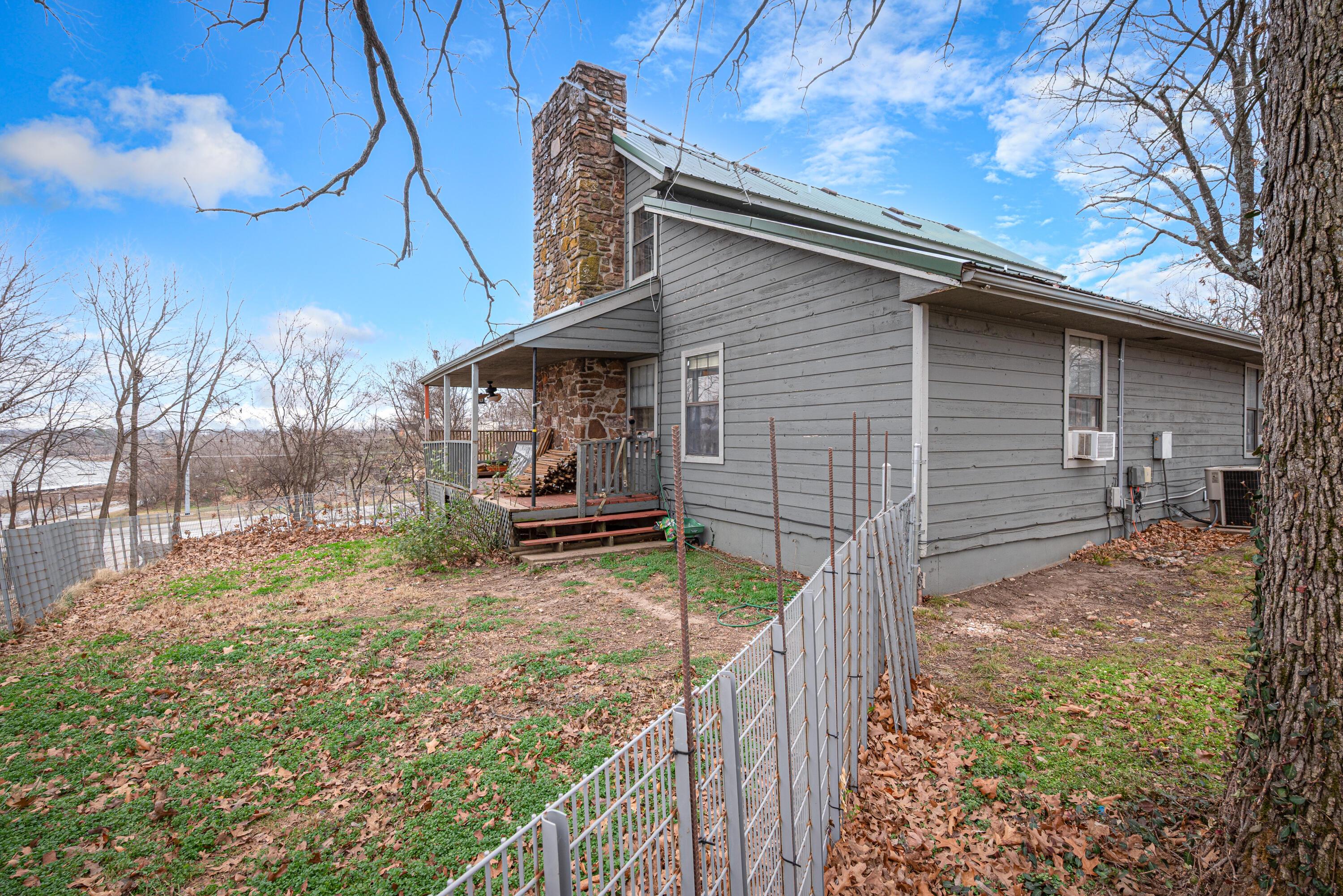 Image 4: Fenced yard