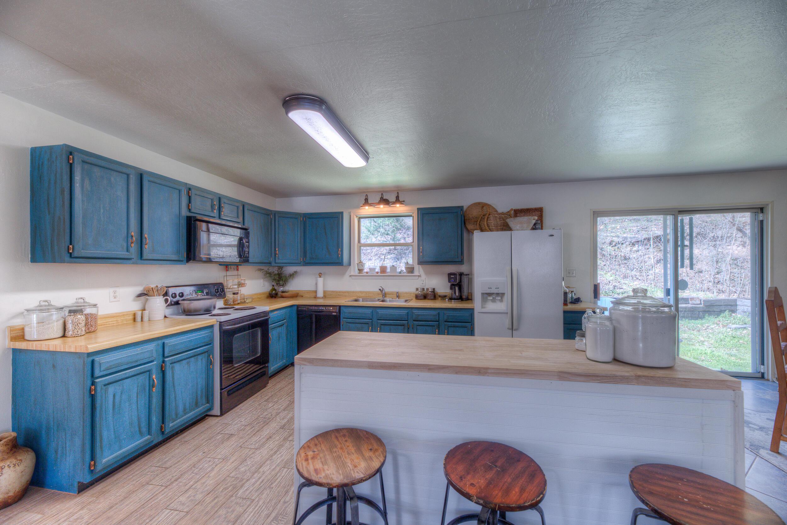 Image 3: Kitchen 1