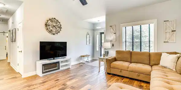 Image 3: Living room