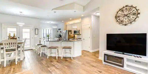 Image 4: Kitchen dining