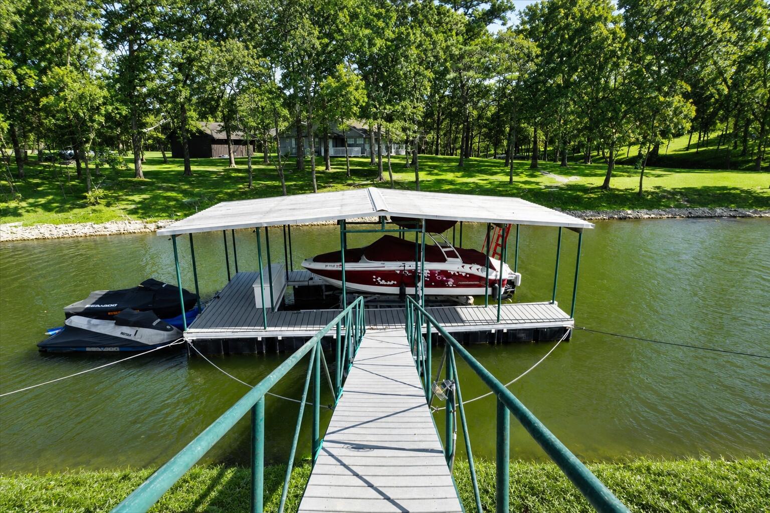 Image 2: 1 slip boat dock with lift