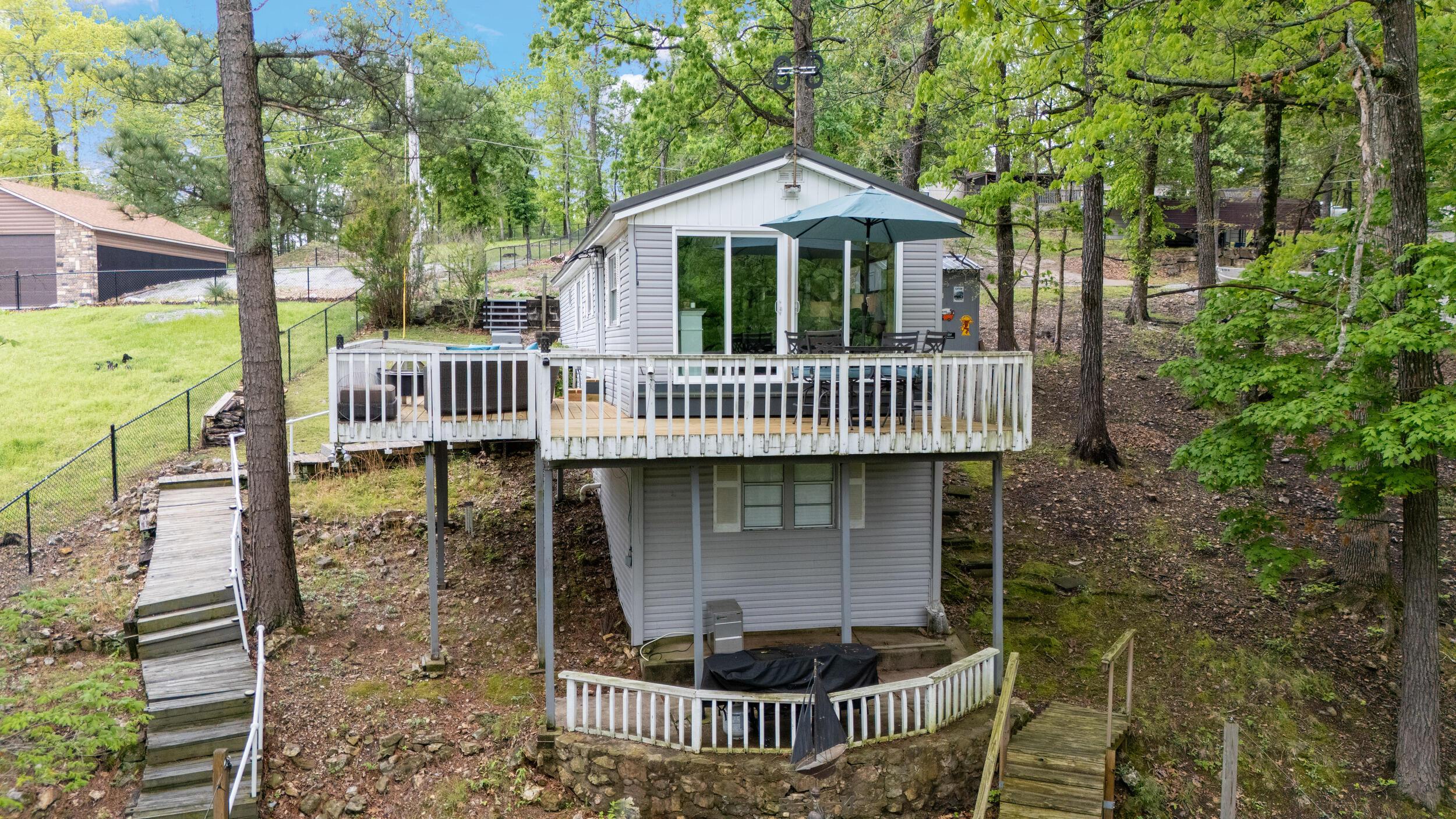 Image 2: Lake Living or Weekend Retreat