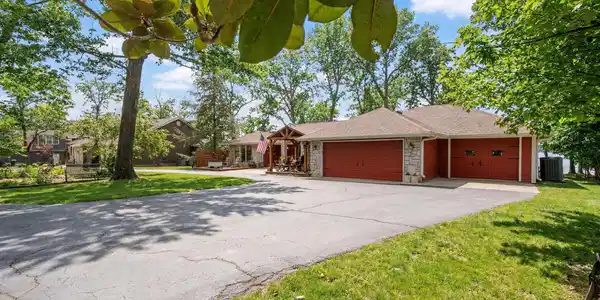 Image 4: 3-car garage