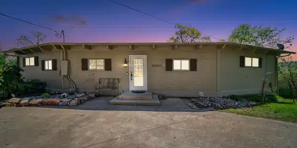 Image 2: 1-web-or-mls-24280-s-610-dr