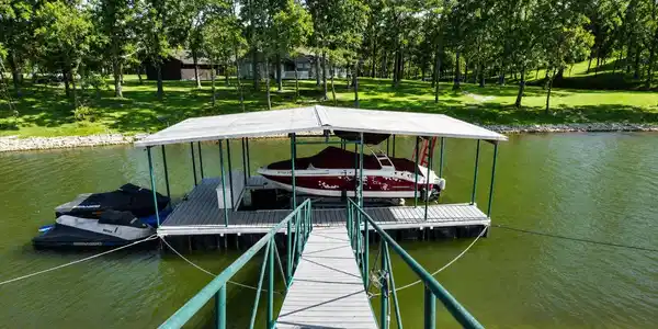 Image 2: 1 slip boat dock with lift