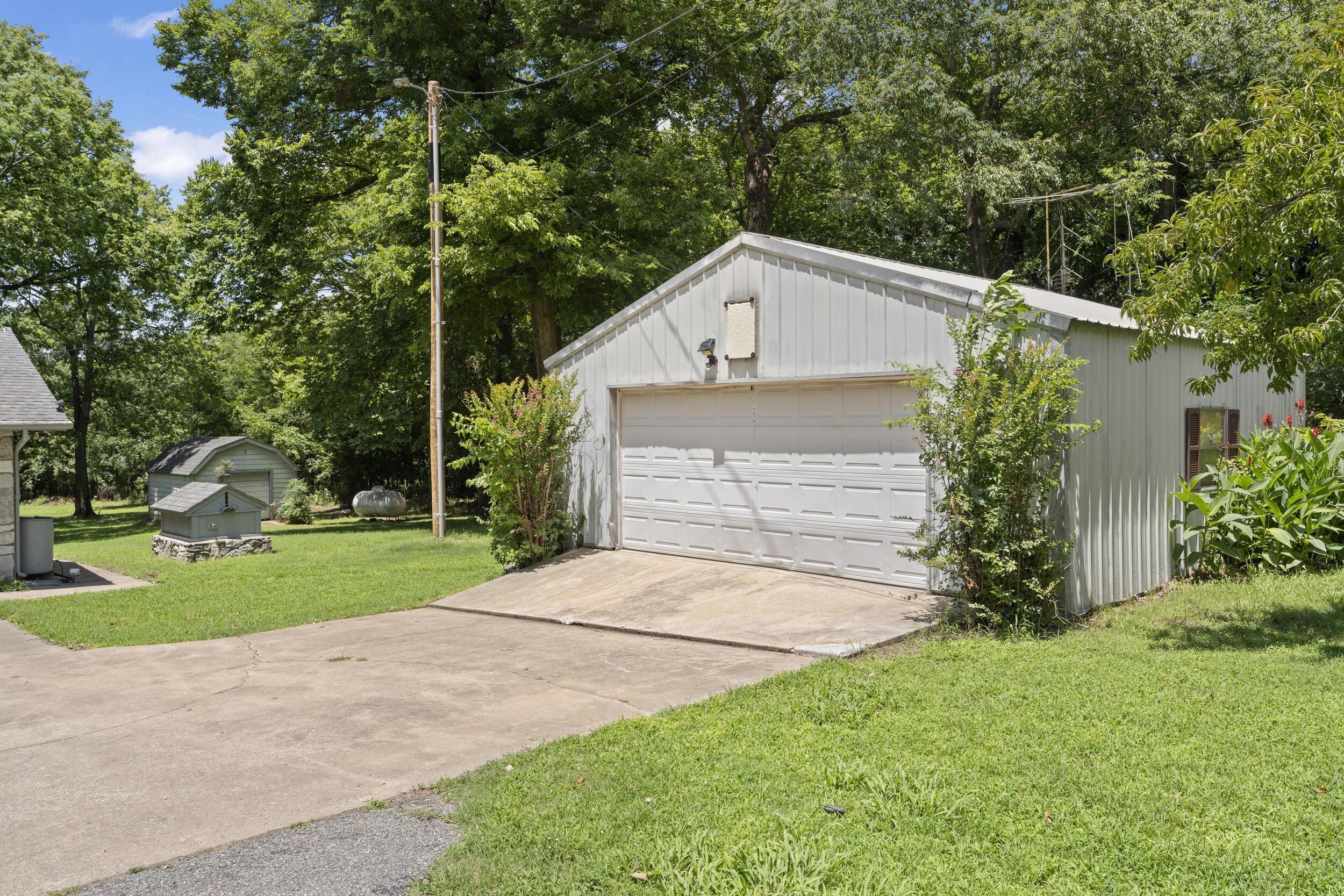 Image 3: Detached Garage / Shop