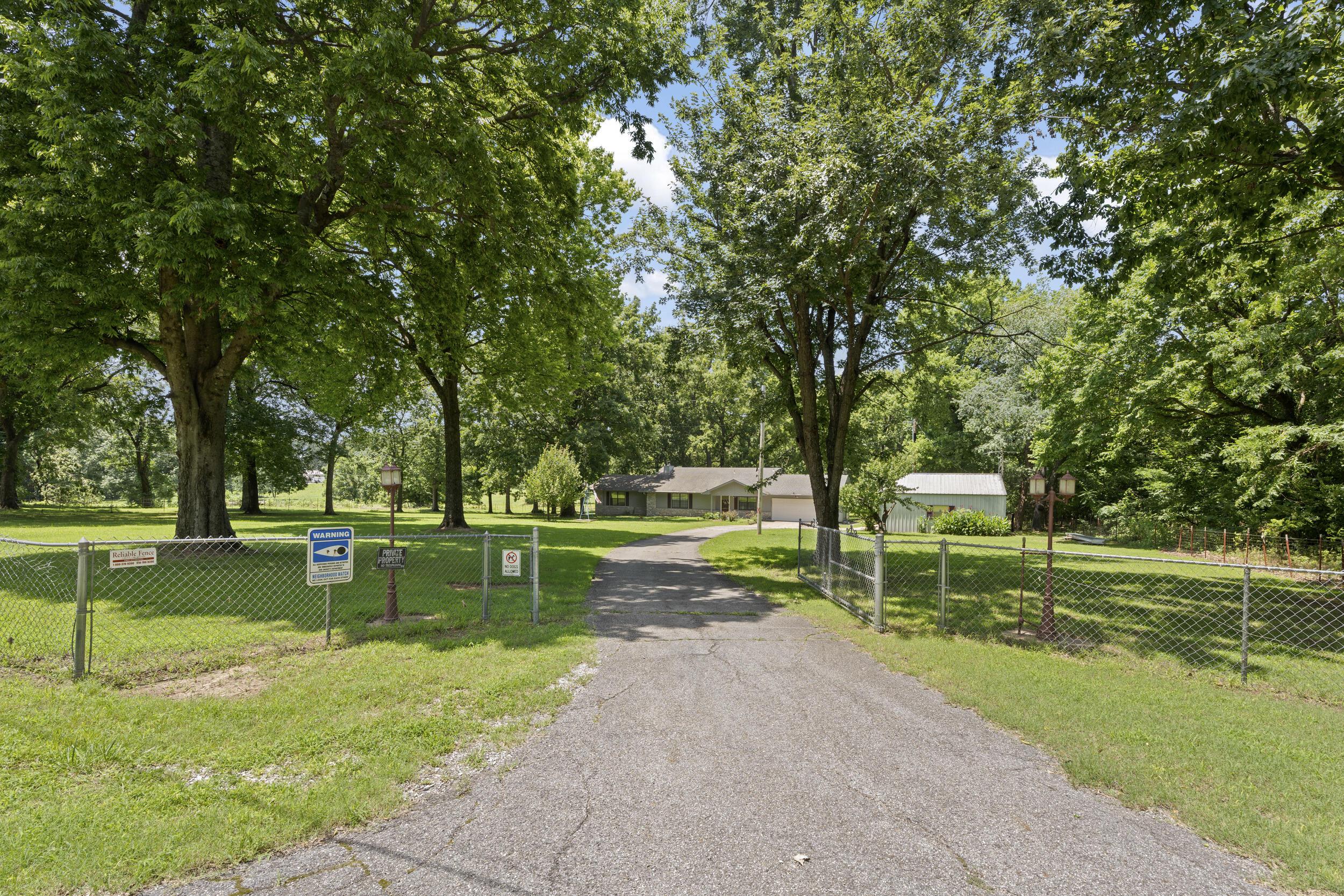 Image 4: Driveway Entrance