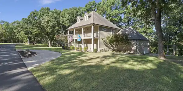 Image 4: Front
