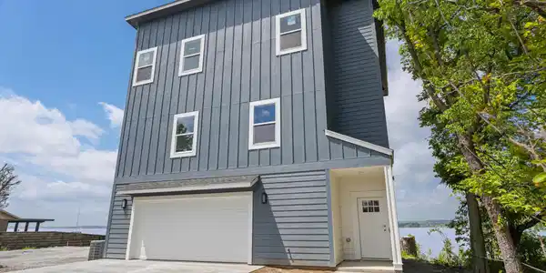Image 3: Front