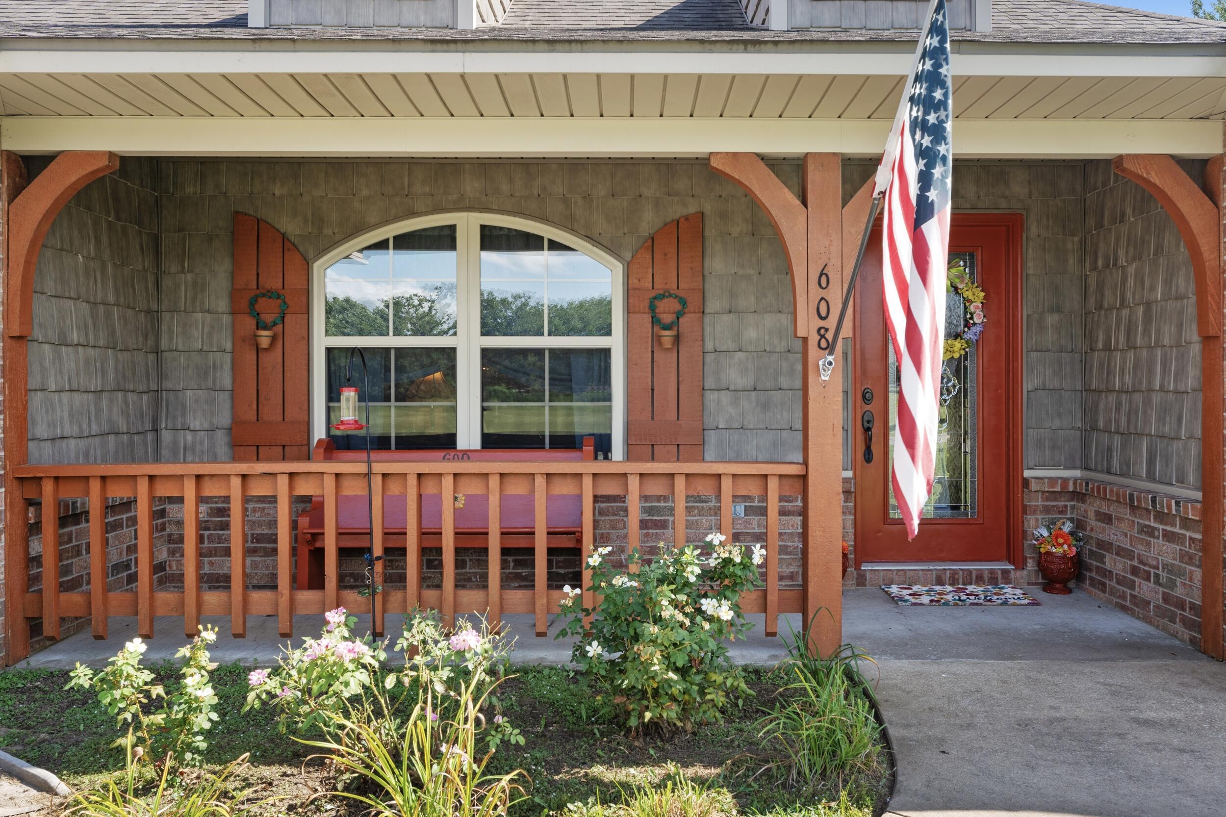 Image 3: Adorable Front Porch