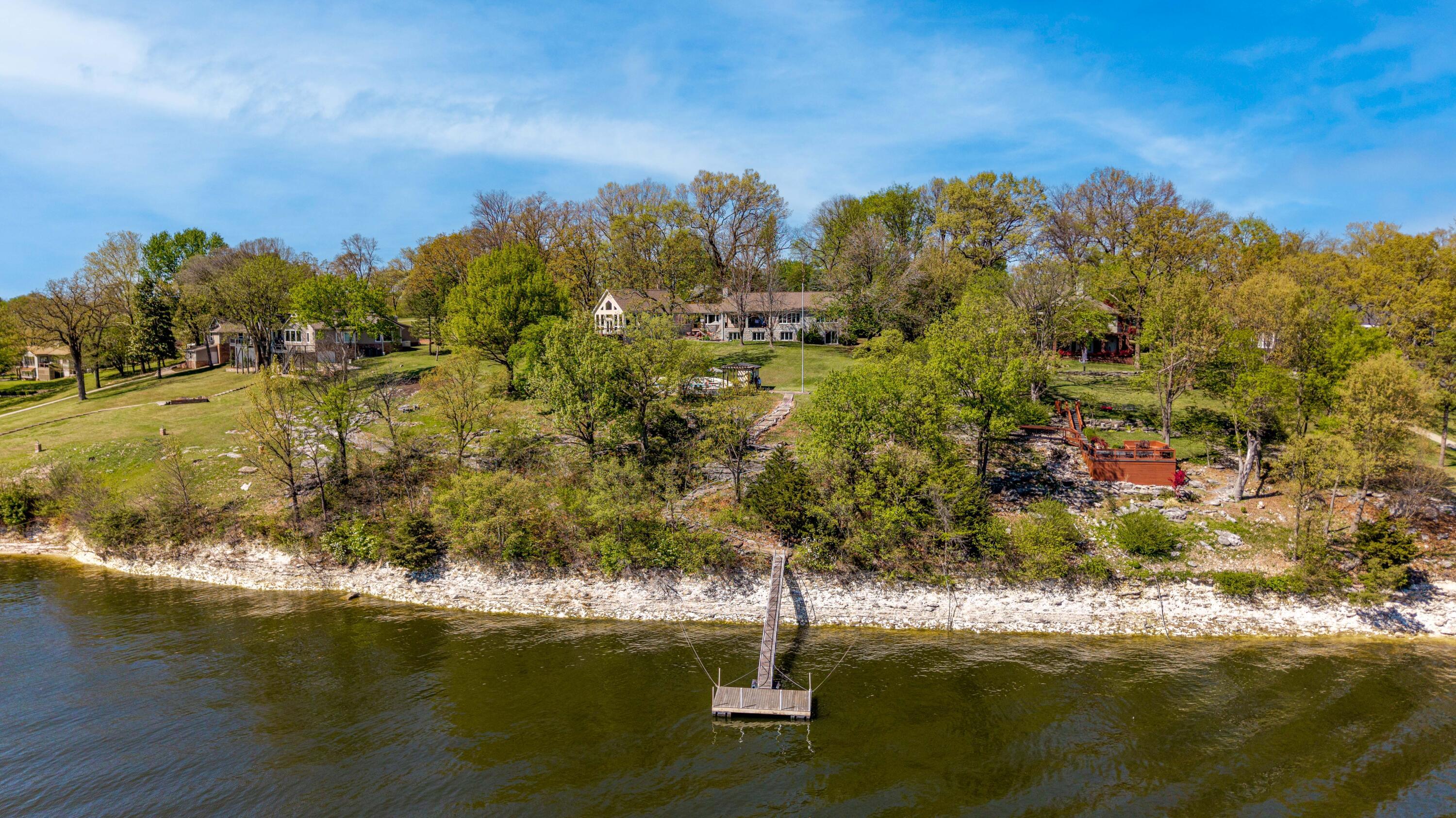 Image 3: Shoreline 227'