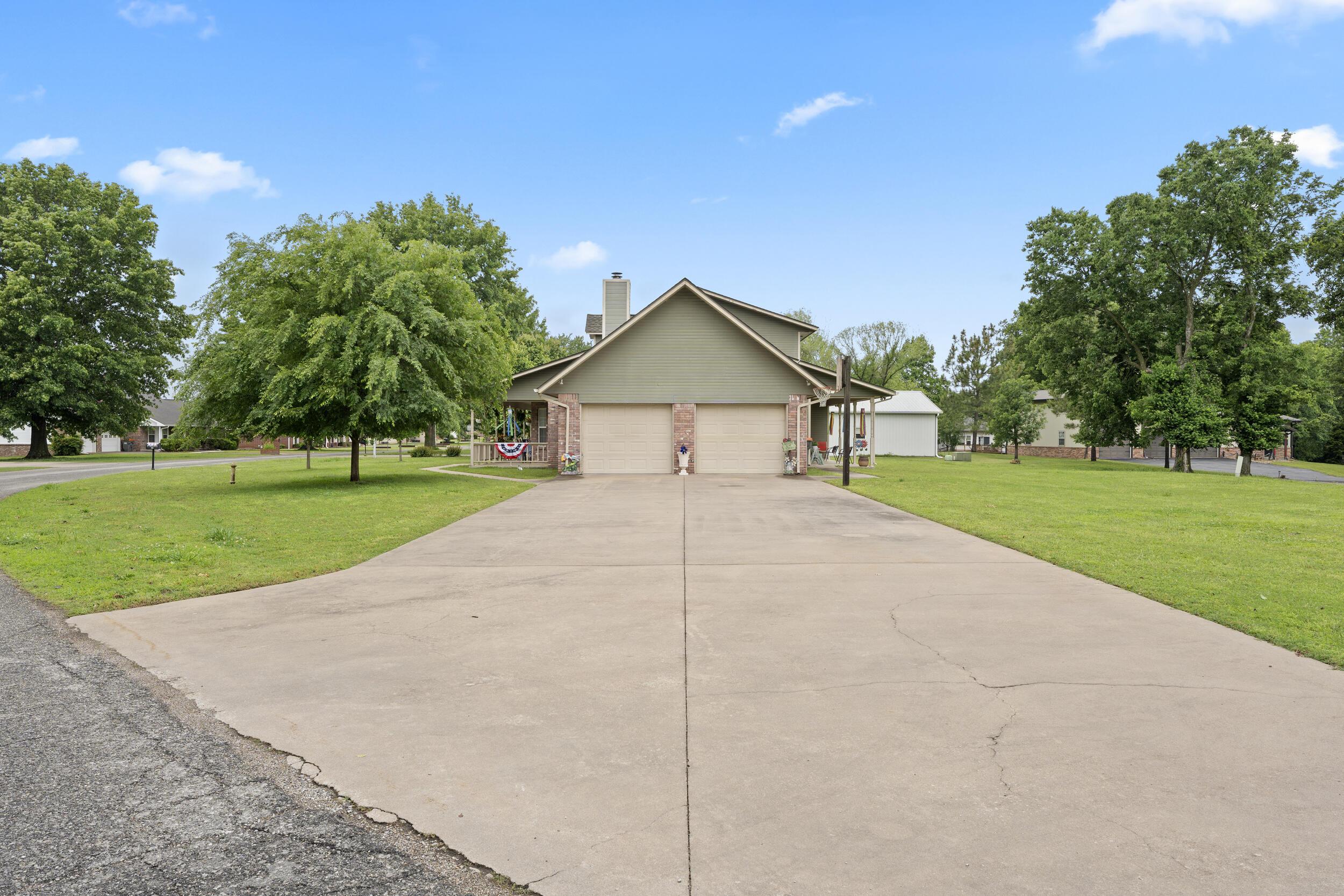 Image 4: Garage