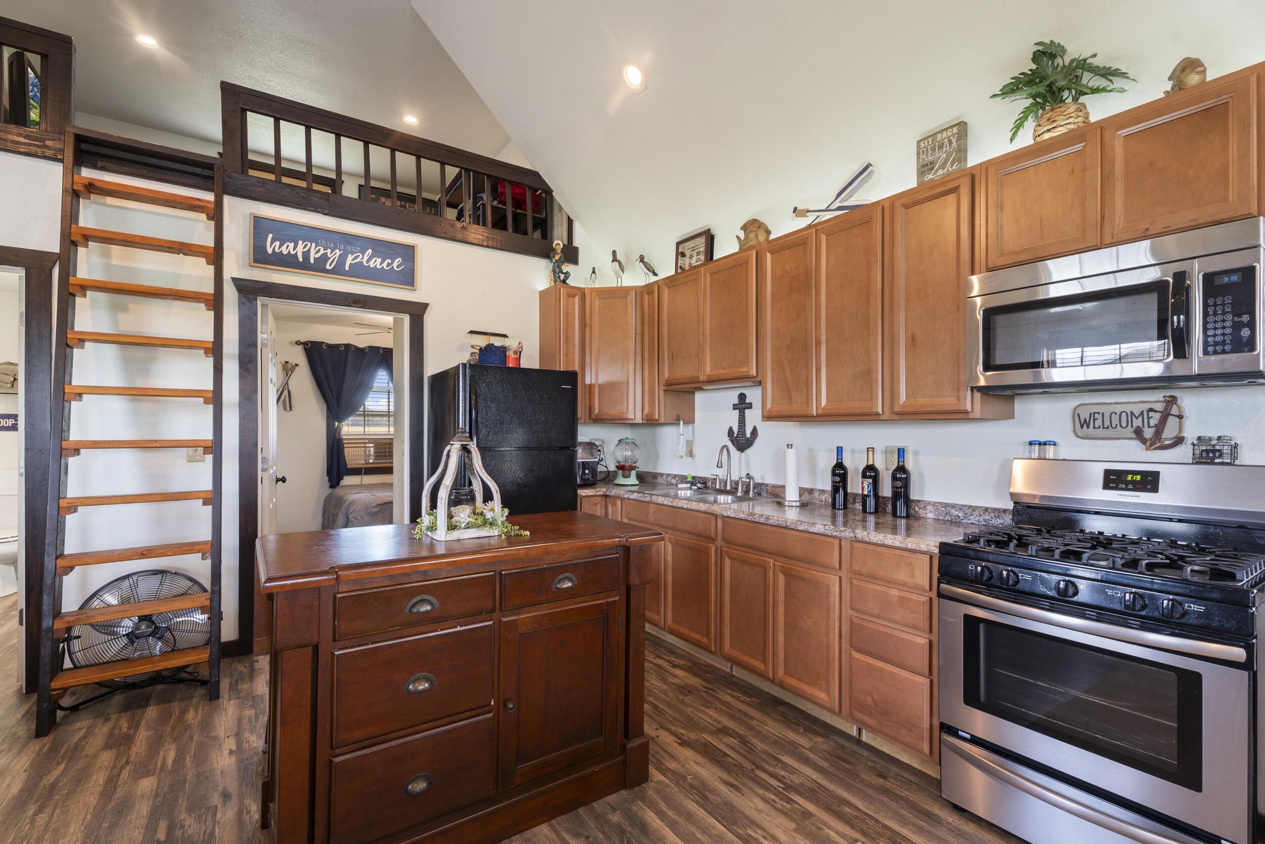 Image 4: kitchen