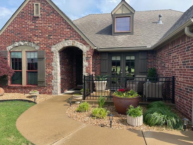 Image 3: 5026 LB Front Walkway