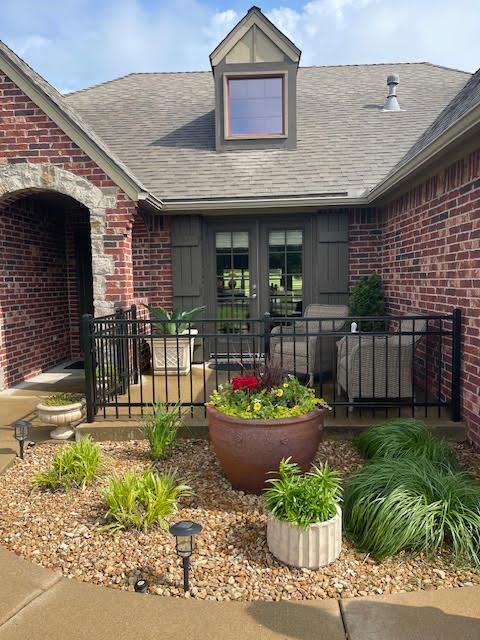 Image 4: 5026 LB Front Patio