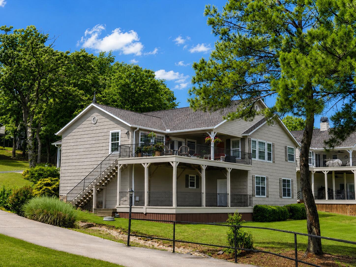 Image 3: 2 lakeside deck areas