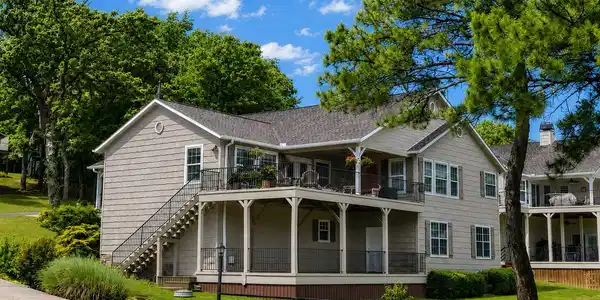 Image 3: 2 lakeside deck areas