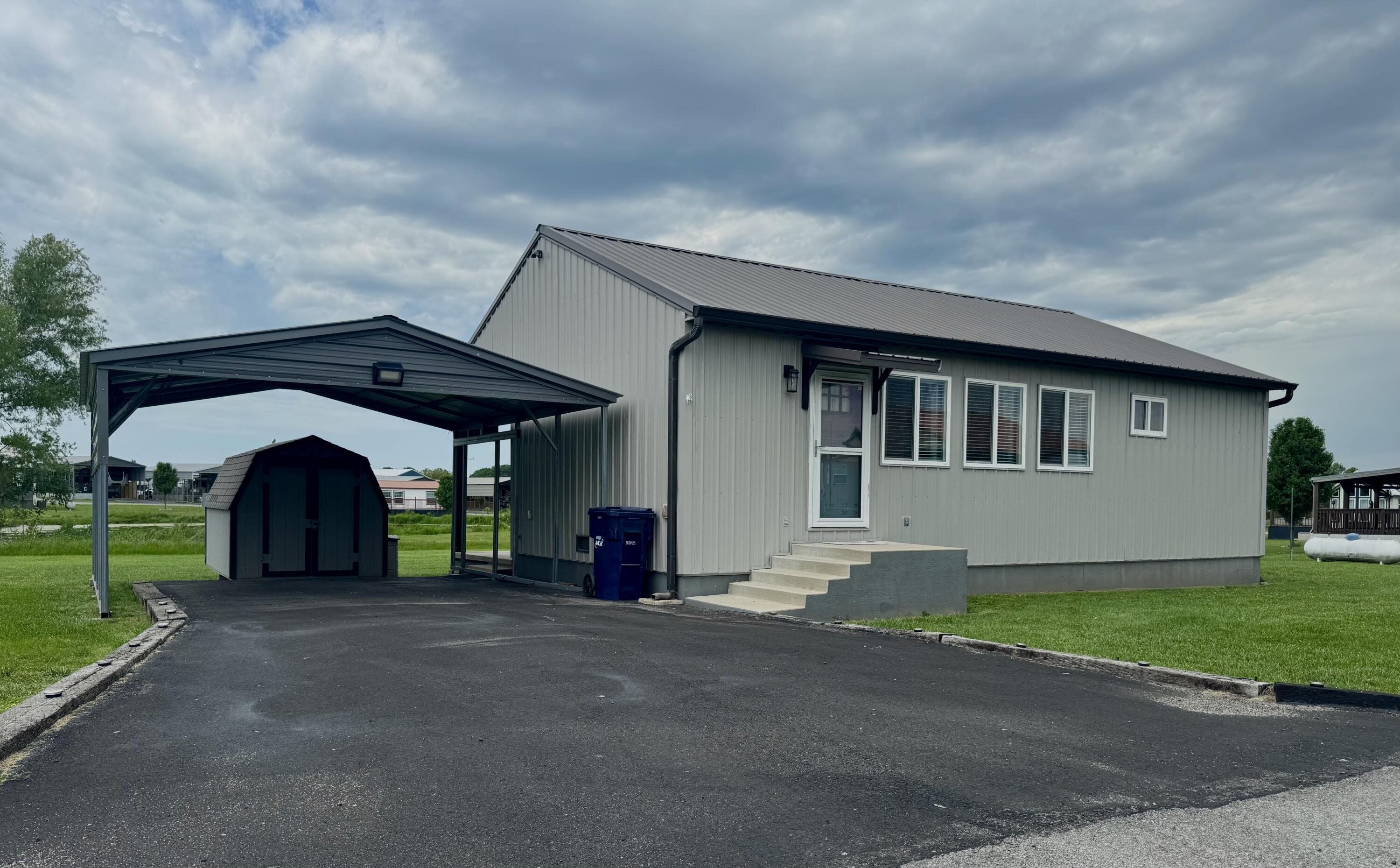 Image 1: Front/ view