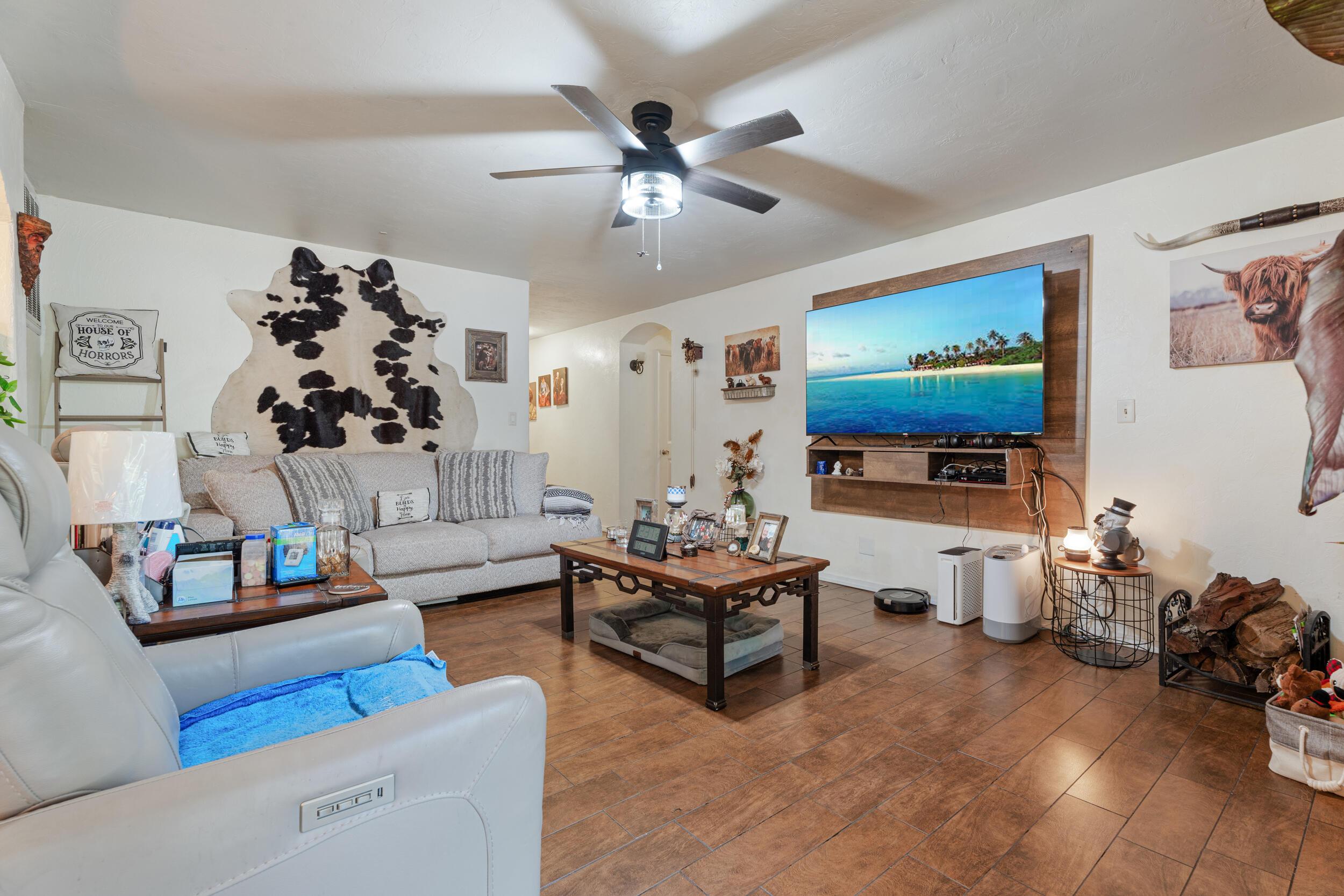 Image 4: Living room