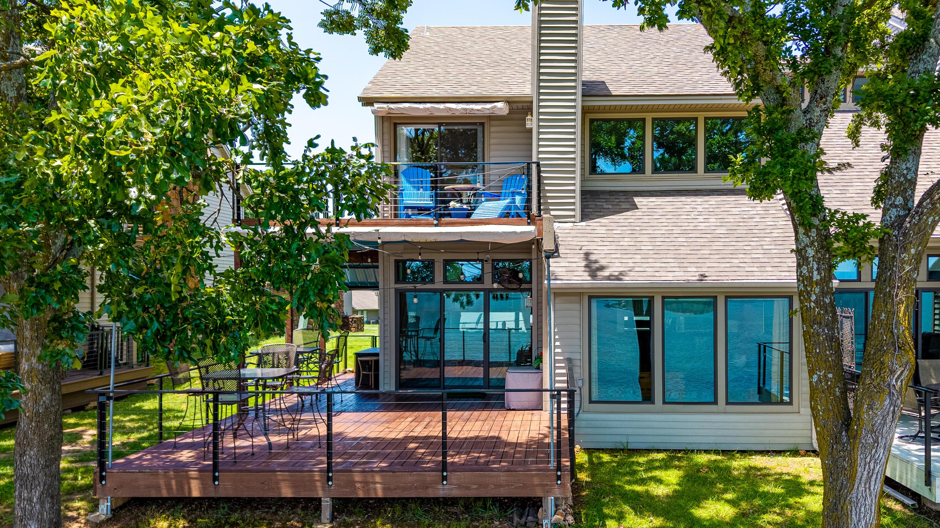 Image 4: Lakeside Deck