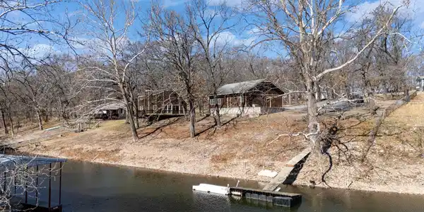 Image 4: lakeside