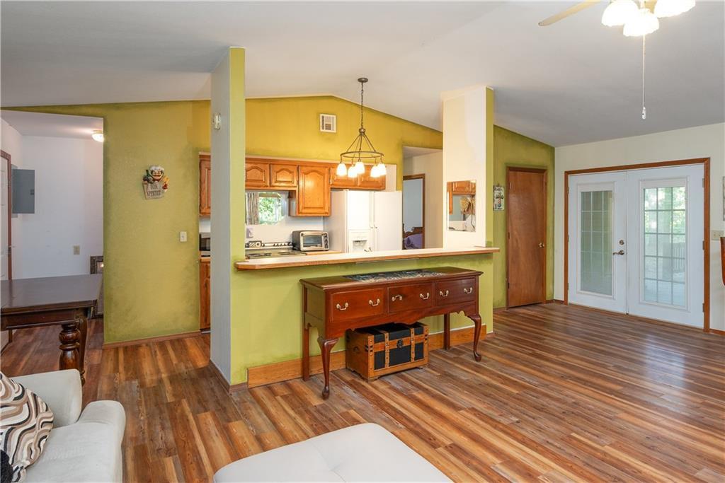 Image 4: Kitchen