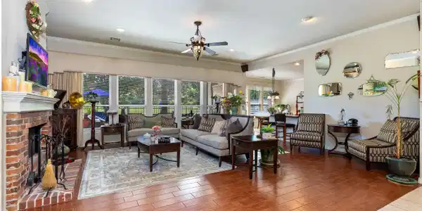 Image 4: 5080 Lake Breeze Road-4
