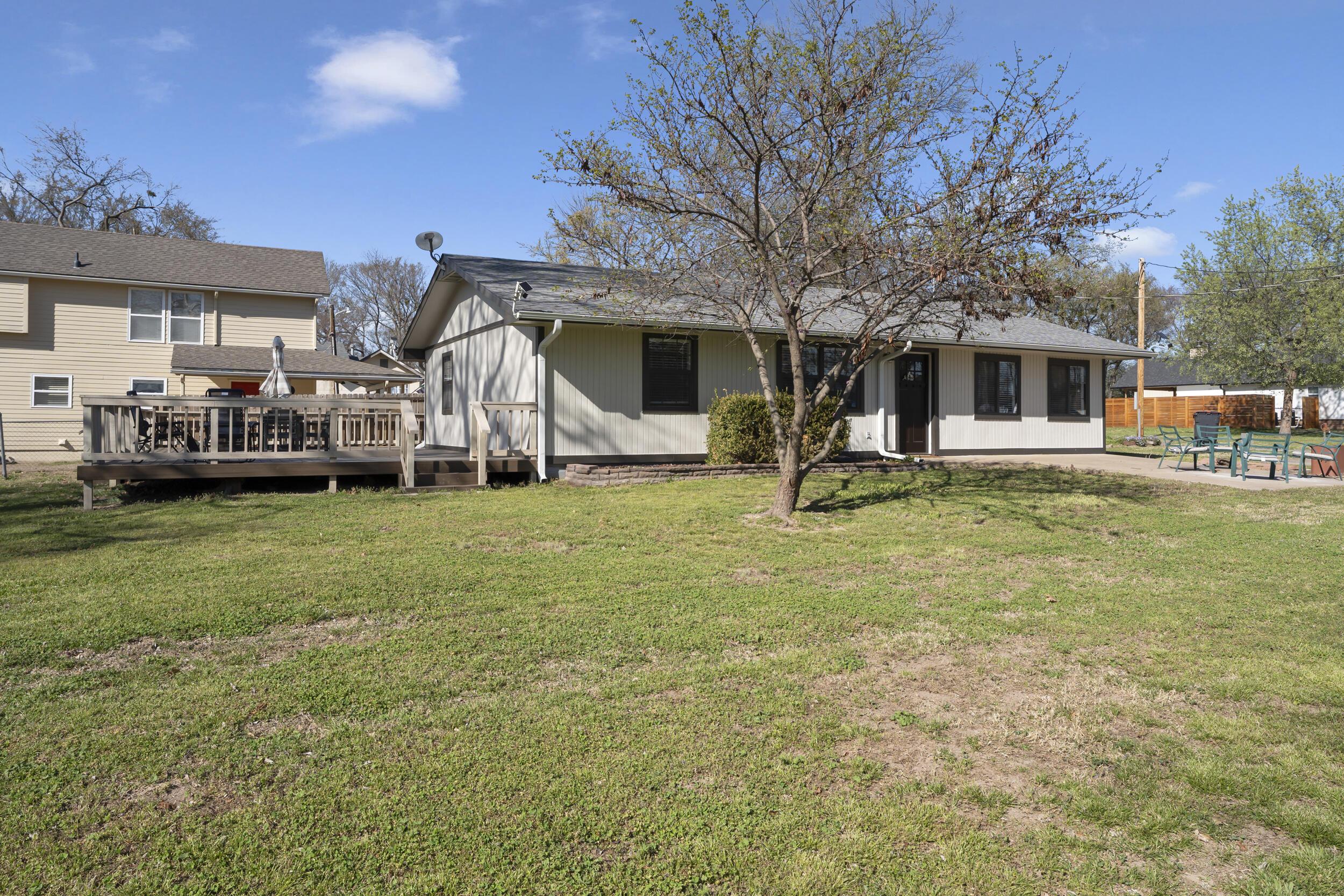 Image 3: Spacious Front Yard