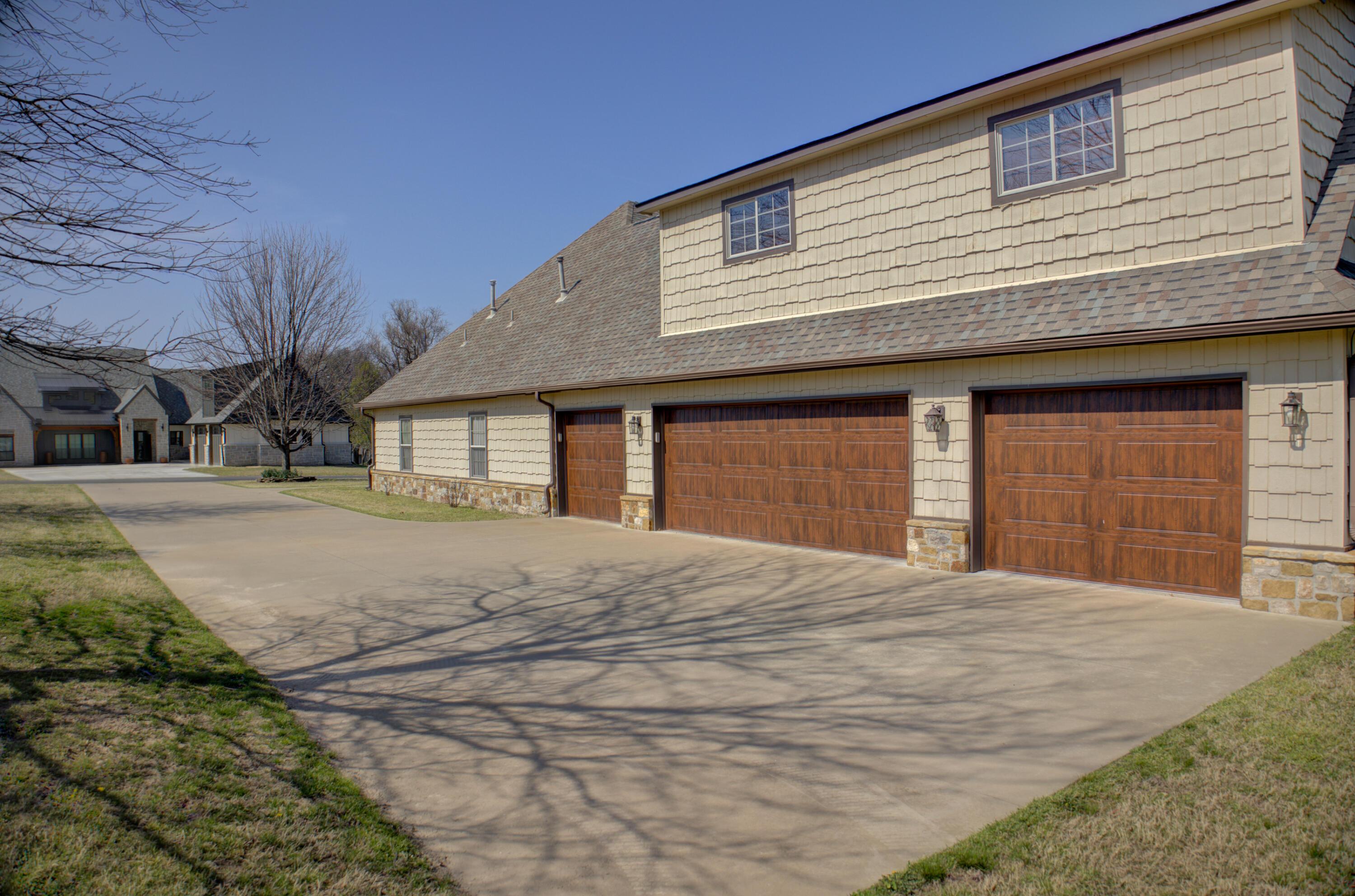 Image 2: side entry garage