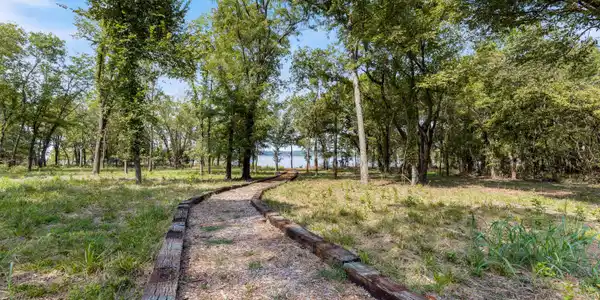 Image 4: Deer Trail Retreat