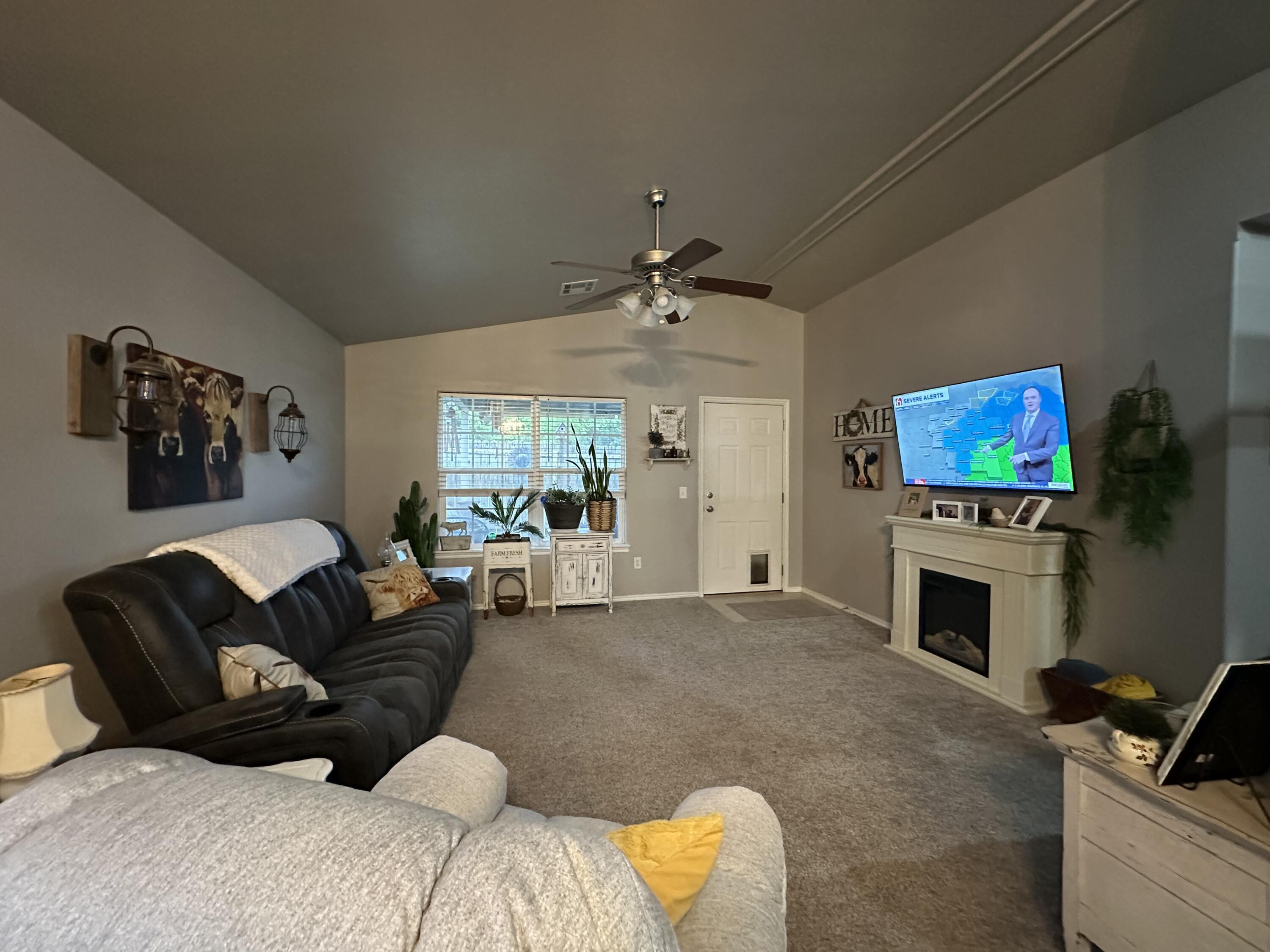 Image 4: Living room
