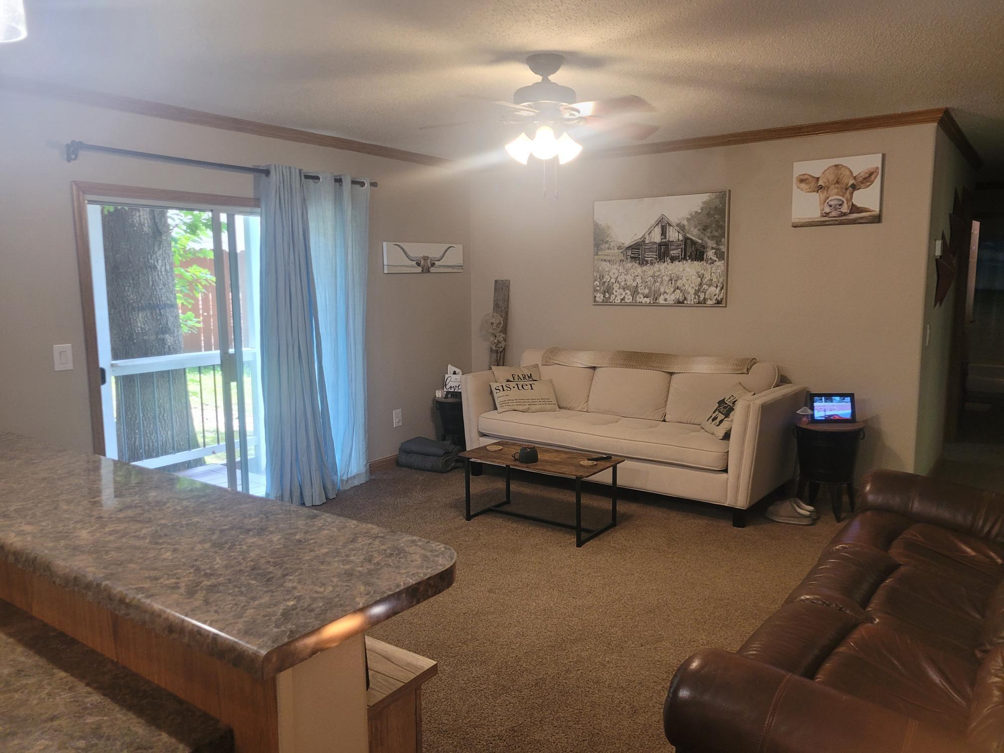 Image 3: LIVING ROOM