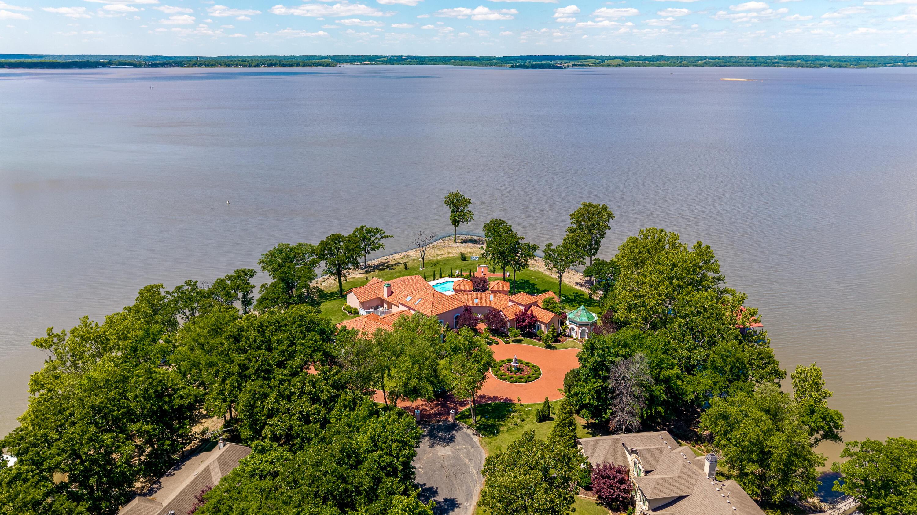 Image 3: 660' Lakefront