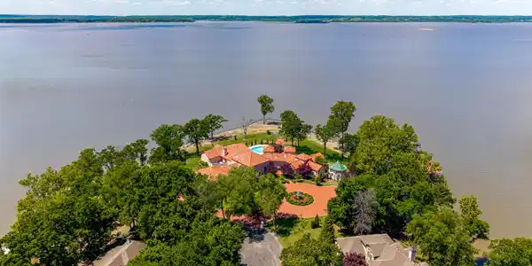 Image 3: 660' Lakefront