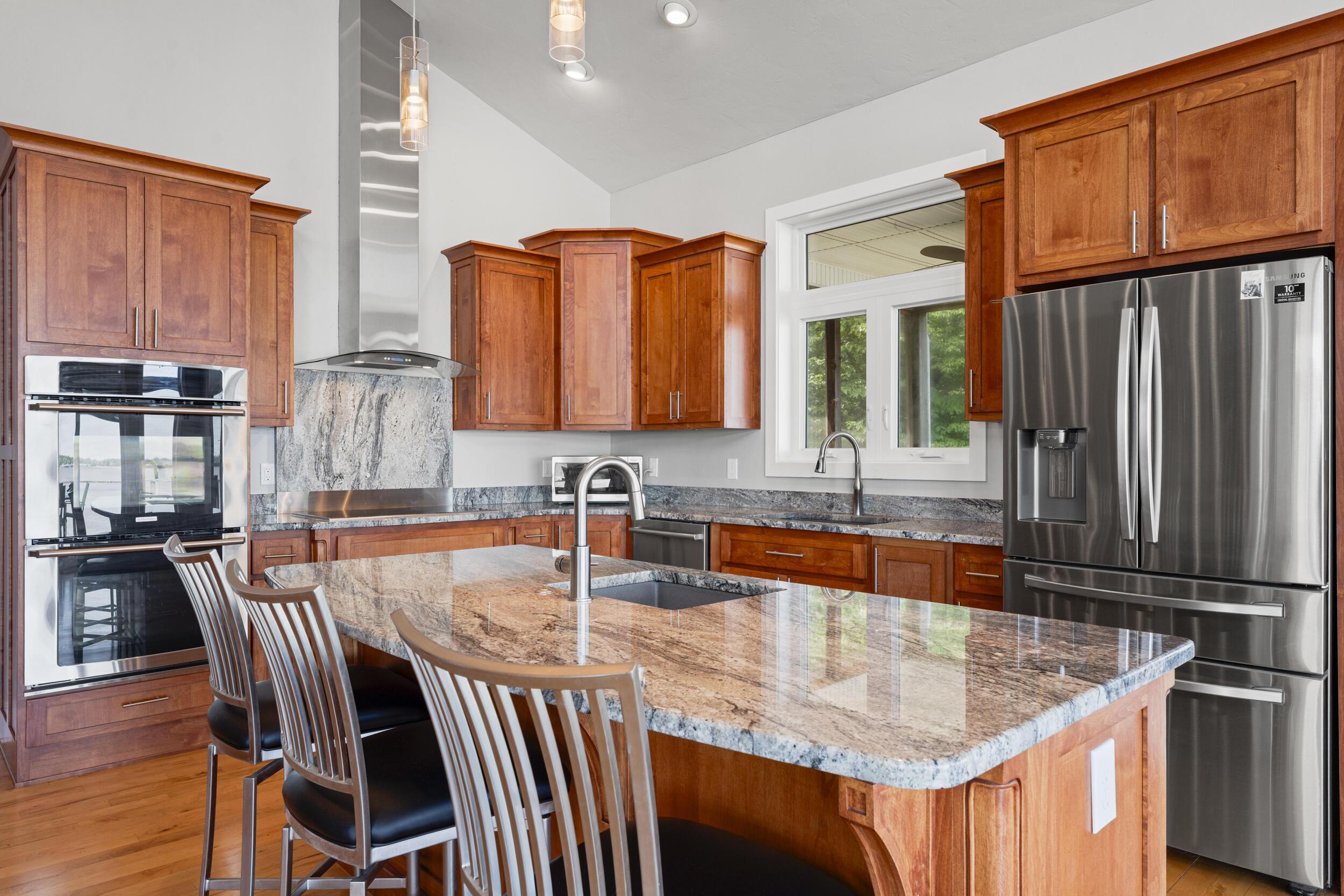 Image 4: kitchen