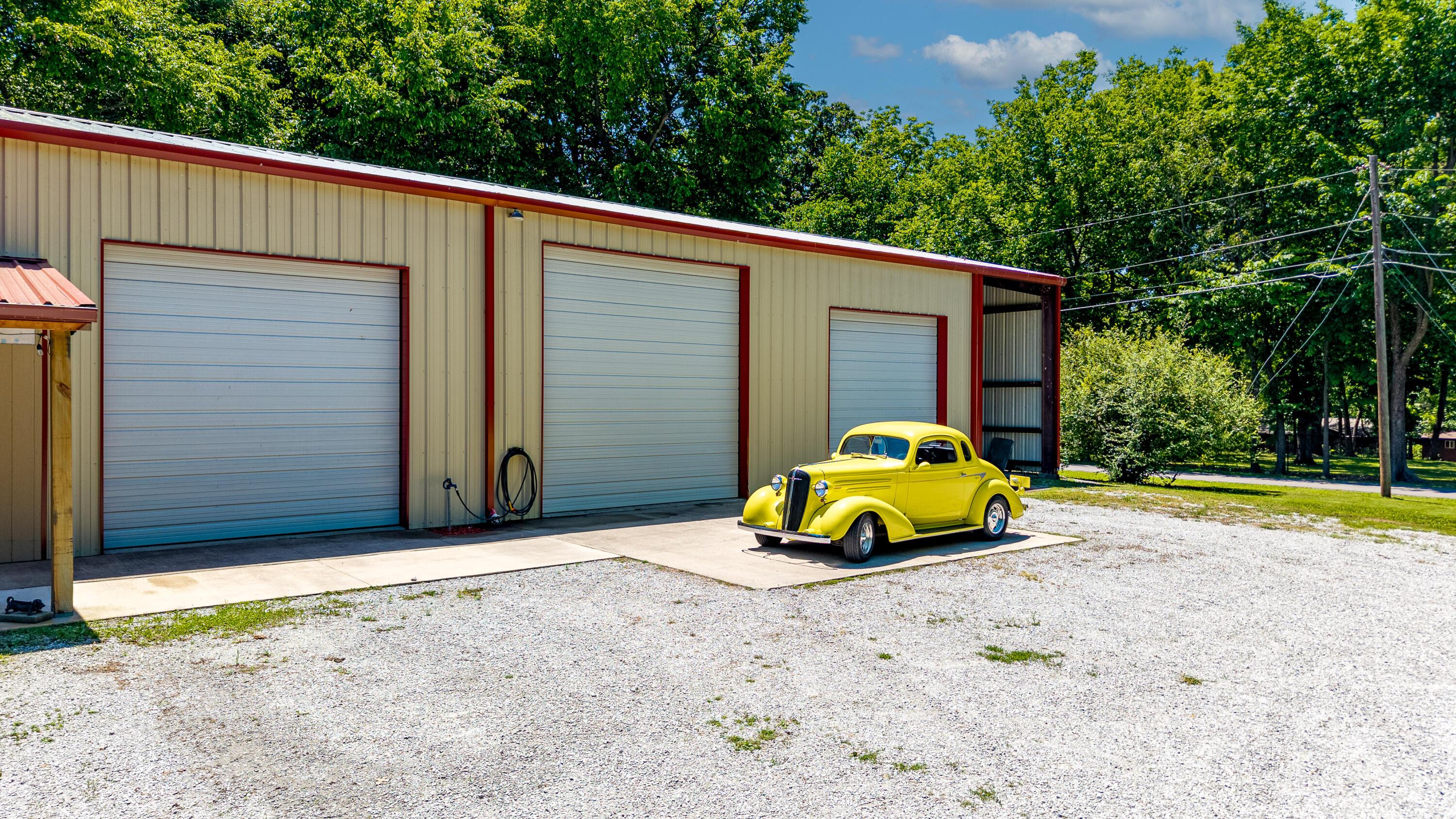 Image 3: 4 Bay Garage